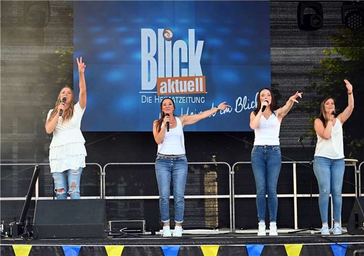 Die Kölsch-Band Funky Marys bei ihrem Auftritt auf dem Kirchplatz.