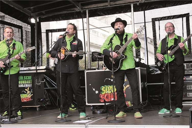 Die Kölsch-Rock-Band „Sibbeschuss“ sorgte auf der Bühne am Voigstor für Begeisterung und gute Stimmung bei den Fans.