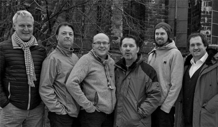Die Kölschband Spontan aus Kobern-Gondorf vor dem Kölner Dom. Enrico Stein, Achim Oster, Eike Sulzbacher, Markus Annen, Johannes Lesslich und Ingo Dominik. Spontan