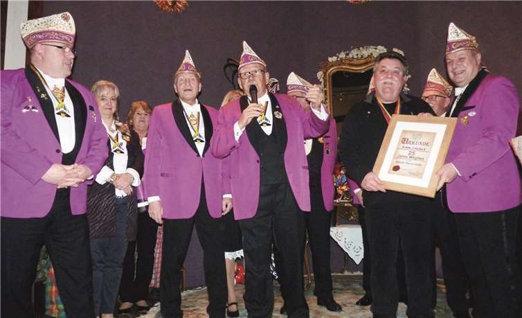 Die Kölsche Narrengilde ehrte Achim Schubach für dessen 25 Jahre währende Mitgliedschaft mit einer Urkunde und der Goldenen Vereinsnadel.