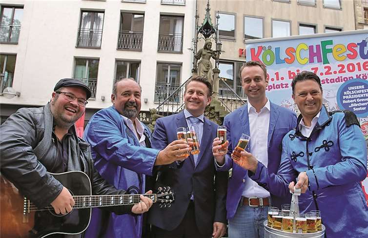 Die Kölschfest-Größen für das Jahr 2016 haben vor dem Kölner Heinzelmännchen-Brunnen Aufstellung genommen. Mittendrin die Kölschfest-Präsidenten Robert Greven und „Bärchen“ Sester sowie Lukas Wachten, der Moderator der neuen Kölschfest-Jugendparty am 22.Januar. Kölschfest