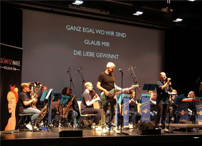 Die Kölschrock-Band „Schmitz-Marie“ und der Musikzug des Stadtsoldaten-Corps 1868 Meckenheim e.V. veranstalteten ein Mitsingkonzert in der Jungholzhalle in Meckenheim.  Fotos: privat