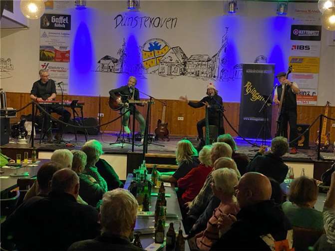 Die Kölschrockband „Rhingpirate“ bot ein Programm voller kölscher Weihnachtslieder, das für ein heimeliges und berührendes Erlebnis sorgte. Foto: privat