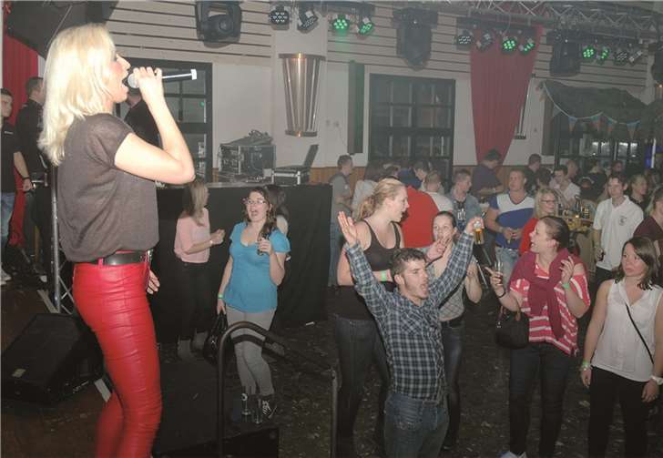 Die „Königin von Mallorca“ heizte die Stimmung im Saal so richtig auf. -RFW-