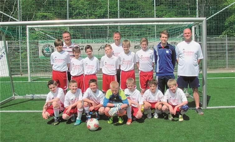 Die Königlichen aus Pech. Die U12-Jugend freut sich über eine Trikotspende der Waldesruh.privat