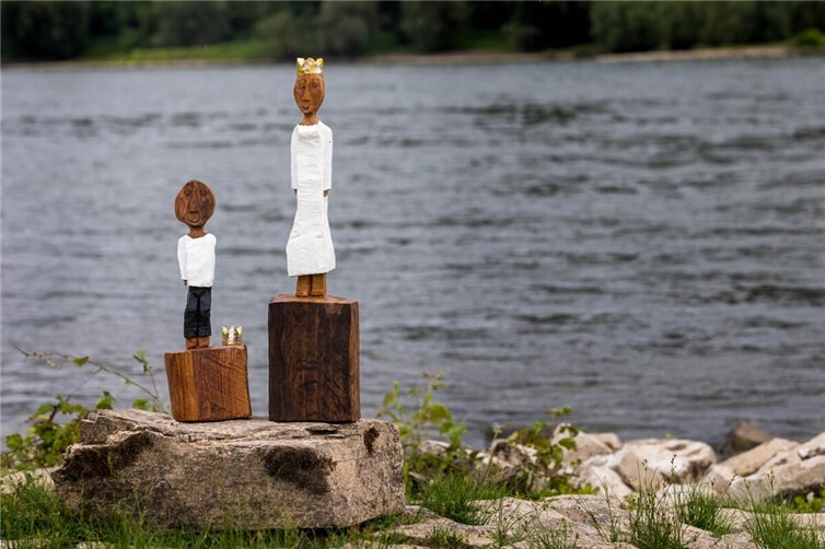 Die Königsfiguren von Holzbildhauer und Diakon Ralf Knoblauch werden die Frauen auf ihrer Abendwanderung begleiten.