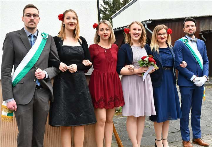 Die Königskadetten und Ehrendamen unterstützen die neuen Regenten.