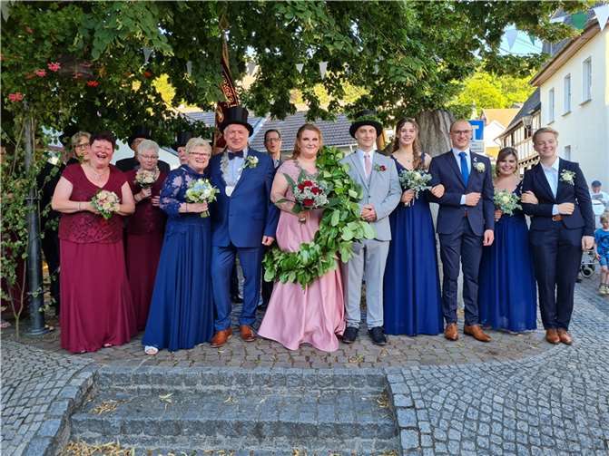 Die Königspaare Werner und Monika Rolauf sowie Saskia Kessel und Marius Schmitz standen im Mittelpunkt der Scheurener Kirmes.  Foto: privat