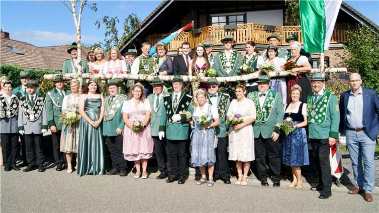 Die Königspaare beim Bundesfest des Schützenbundes Maria Laach in Reudelsterz.  Fotos: privat