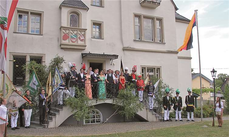 Die Königspaare und mit Gefolge auf den Stufen der „Oberen Burg“. -STUHA-