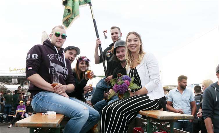 Die Königspaare wurden auf dem Wagen durch den Ort kutschiert (vorn links Kirmespätchen Christian Raths).