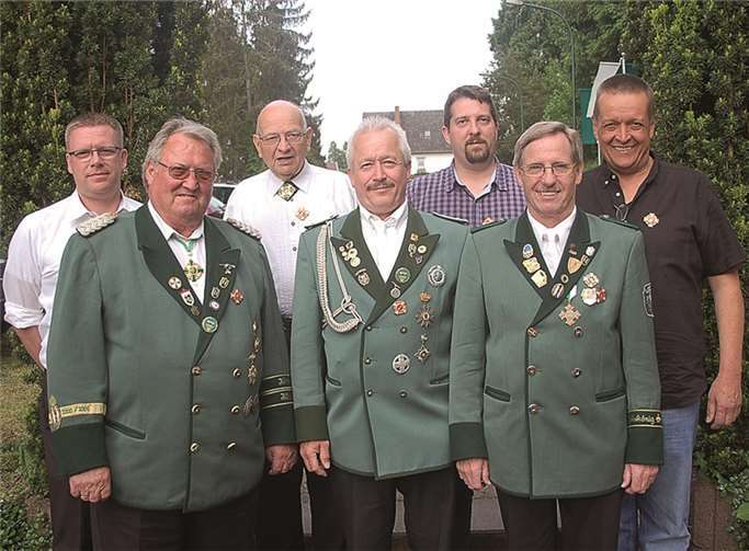 Die „Königsritter“ der St. Hubertus Schützen (v.l.): Markus Breuer, Franz Zerwas, Werner Marx, Harald Braun, Helmut Werner, Hans-Peter Floter und Michael Pausacker.Rü