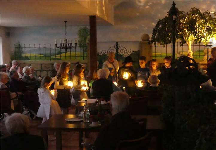 Die Königssee-Kids brachten weihnachtliches Leuchten zu den Senioren. Fotos: privat