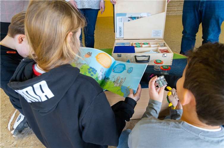 Die Koffer bieten Schülerinnen und Schülern die Möglichkeit, Ressourcen- und Umweltschutz auf eine spannende und interaktive Weise zu erleben. Foto: Stadtverwaltung Bad Neuenahr-Ahrweiler