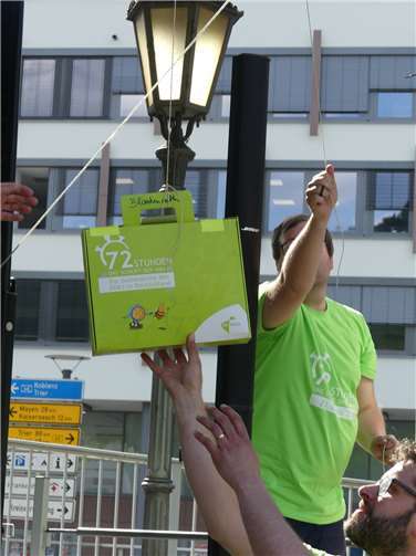 Die Koffer mit den Aufgabenstellungen wurden um 17:07 Uhr von der Bühnenüberdachung abgeseilt.