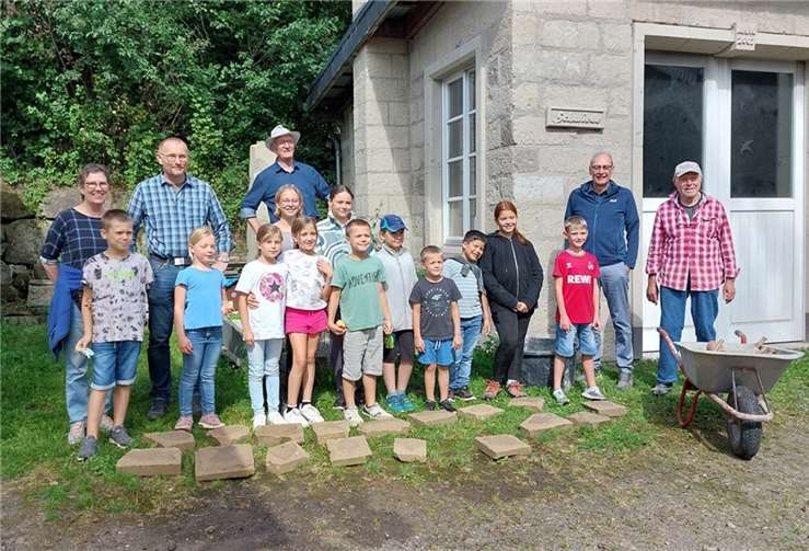 Die Koisdorfer Kinder präsentieren ihre Werke, die sie mit Hause nehmen durften.  Fotos: privat