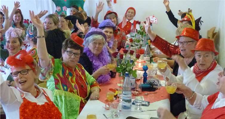 Die Koisdorfer Möhnen haben sich prächtig auf ihrer Möhnensitzung amüsiert.AB