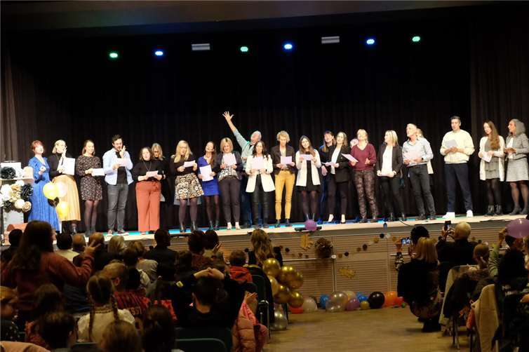 Die Kollegen und Mitarbeiter überreichten Glückwünsche.Fotos: GS Polch