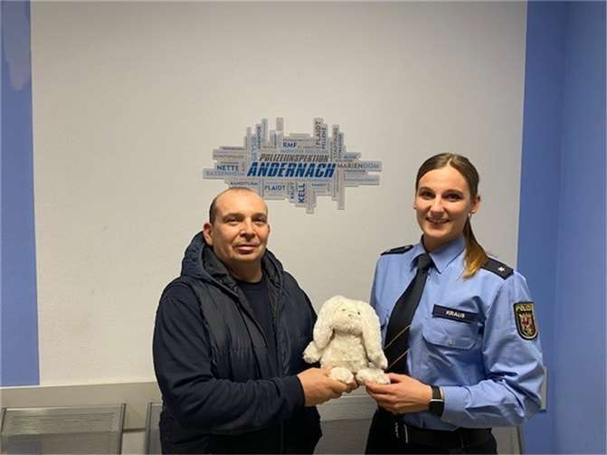 Happy End - Verirrter Osterhase von der B9 wieder zu Hause Die Kollegin Kraus übergibt den verloren geglaubten Hasen an den rechtmäßigen Besitzer. Foto: Polizeipräsidium Koblenz