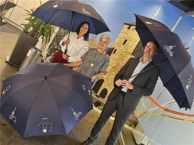 Die Kolleginnen und Kollegen aus der VR Bank Filiale in Ahrweiler: Andrea Rausch, Anne Horst und Christian van de Loo.  Foto: Martina Krupp I VR Bank RheinAhrEifel