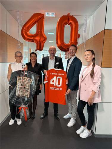 Die Kolleginnen und Kollegen gratulieren Vorstandsvorsitzenden, Guido Mombauer (Mitte) herzlich zum Dienstjubiläum. Foto: Marco Seydel