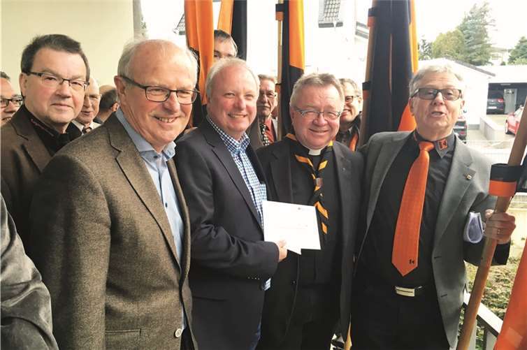 Die Kolping Familie mit Bezirksvorsitzendem und einer Fahnenabordnung.