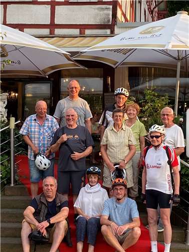Die Kolping-Radler auf dem roten Teppich in Bad Ems. Foto: Th. Schneider