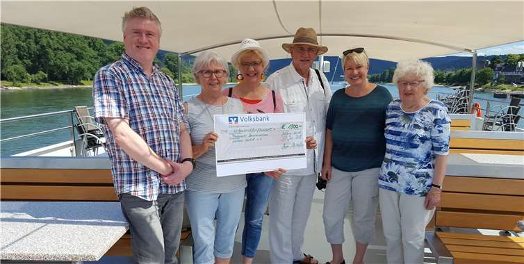 Die Kolpings-Theatergruppe spendete die Einnahmen des Jubiliäumsstücks „Arsen und Spitzenhäubchen“ an den Förderverein des Seniorenzentrums St. Peter. privat