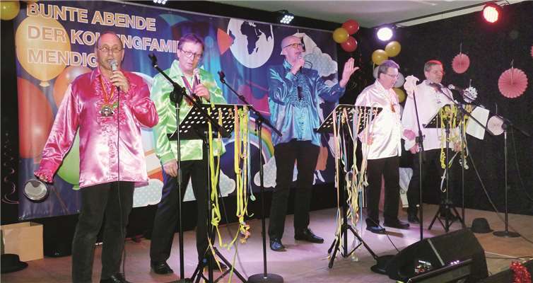 Die Kolpingsänger heizten die Stimmung in der Narrhalla mächtig ein.