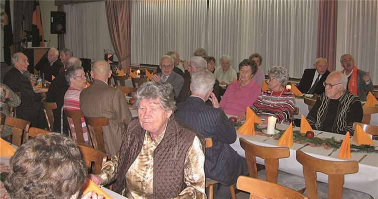 Die Kolpingschwestern und -brüder im festlich geschmückten Saal. privat