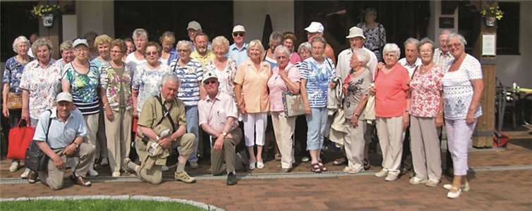 Die Kolpingsenioren vor ihrem Hotel in Langenwang. privat