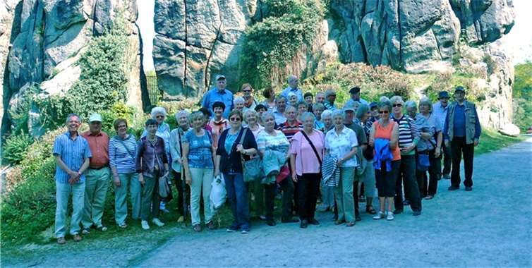 Die Kolpingsfamilie Kärlich vor den Externsteinen im Teutoburger Wald.privat