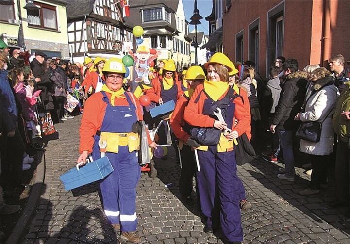 Die Kolpingsfamilie Vallendar rückte im Karnevalszug mit viel Werkzeug an.