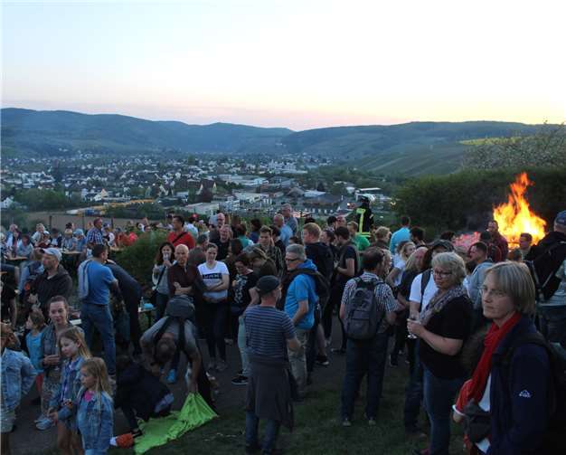 Die Kombination aus einmaligem Weitblick und Osterfeuer begeisterte die Gäste. Fotos: DU