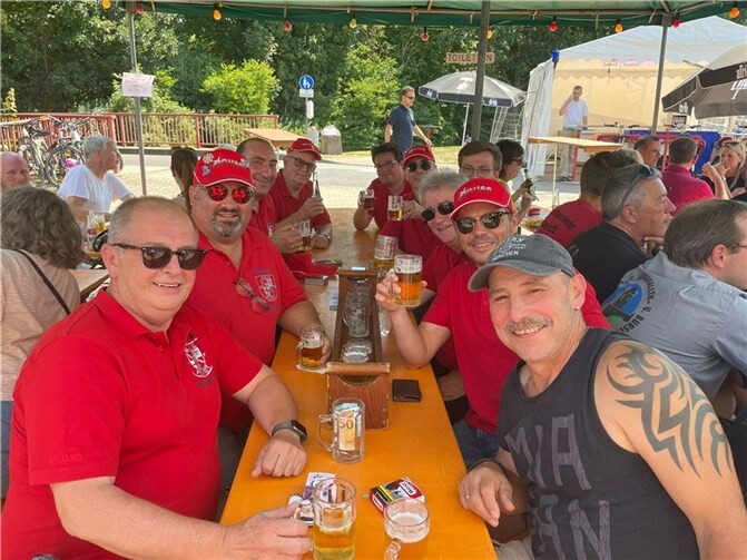 Die Komitee'ler waren zu Besuch beim Feuerwehrfest. Foto: privat