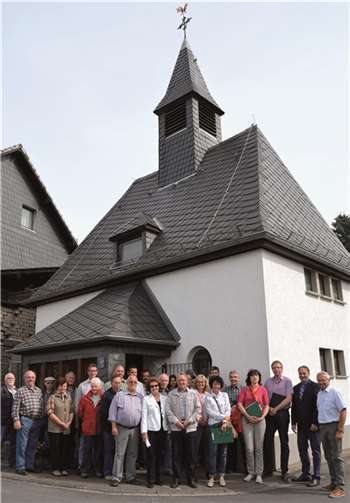 Die Kommission gemeinsam mit Bürgerinnen und Bürgern beim Besuch in Rott. privat