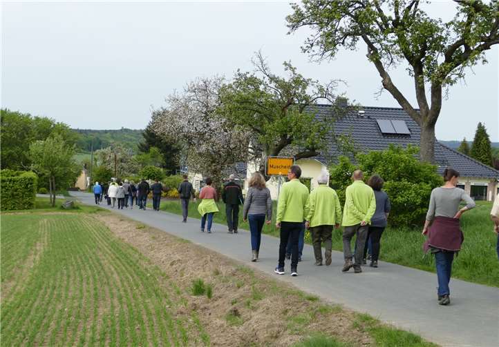 Die Kommissionsmitglieder begutachteten alle Winkel des Ortsteils.