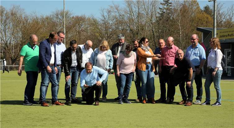 Christdemokraten informierten sich vor Ort Die Kommunalpolitiker besichtigten die Sportanlage und stellten fest, dass der Kunstrasenbelag erneuert werden muss.