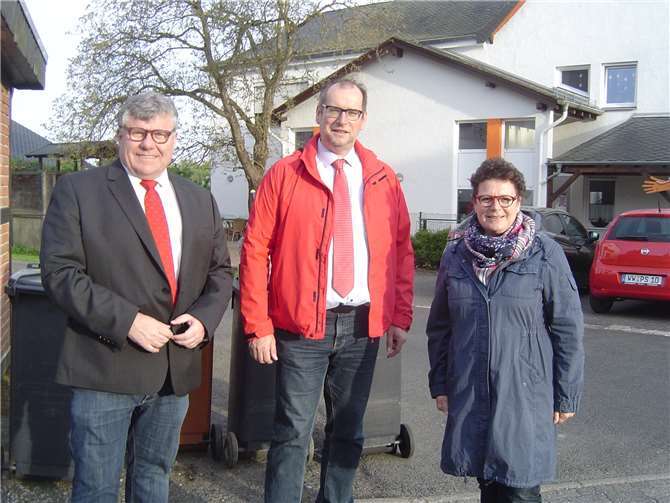 Die Kommunalpolitiker informieren sich vor Ort.privat