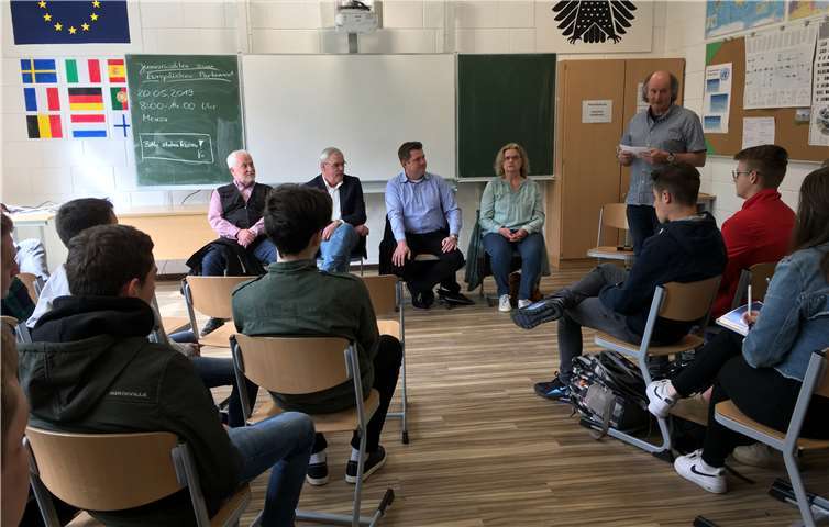 Die Kommunalpolitiker informierten und diskutierten mit den Schülern. Foto: privat