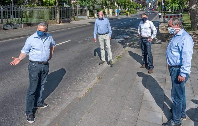 Die Kommunalpolitiker (von rechts) Volker Thormann, Hartmut Tann und Hardy Rehmann mit Ausschussmitglied Manfred Ruch bei einem Ortstermin in der Barbarossastraße.Foto: Anton Simons