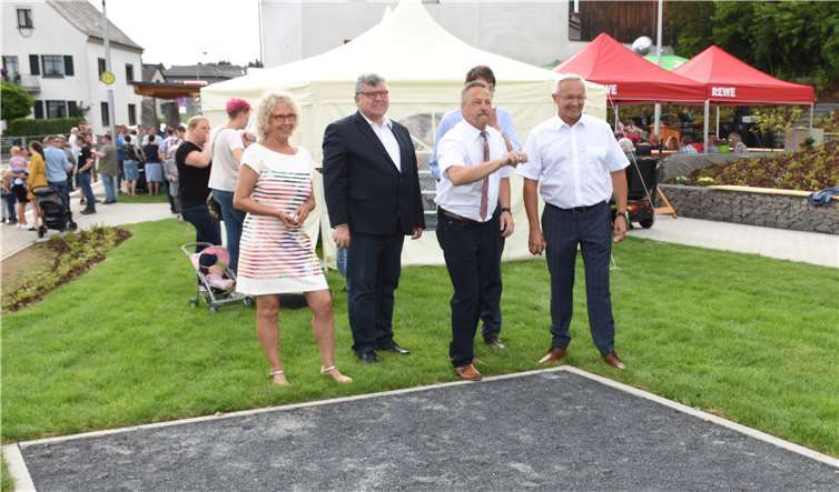 Die Kommunalpolitiker weihtenauf dem Dorfplatz auch die neue Boulebahn ein.