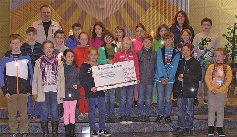 Die Kommunionkinder 2013 der Pfarreiengemeinschaft Untermosel-Hunsrück zusammen mit Gemeindereferentin Andrea Ulrich und Pfarrer Martin Röhrig beim Abschlussgottesdienst. privat