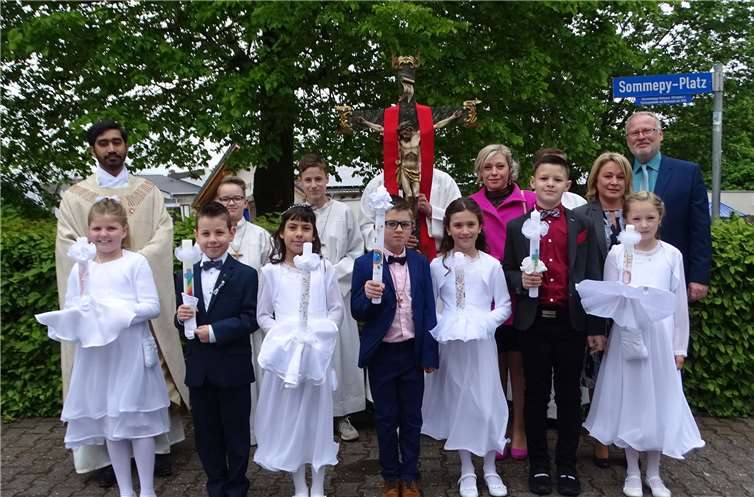 Die Kommunionkinder Anna Marie Hörz, Leo Muschik, Silas Prager, Lena Ritzdorf, Lena Szesni, Lina Willms und Robin Winterer wurden von Pater Jino Mathews, Gemeindereferent Rainer Schönhofen, den Katechetinnen Bianca Hörz und Olga Willms sowie den Messdienern zur Kirche geleitet. Fotos: -WK-