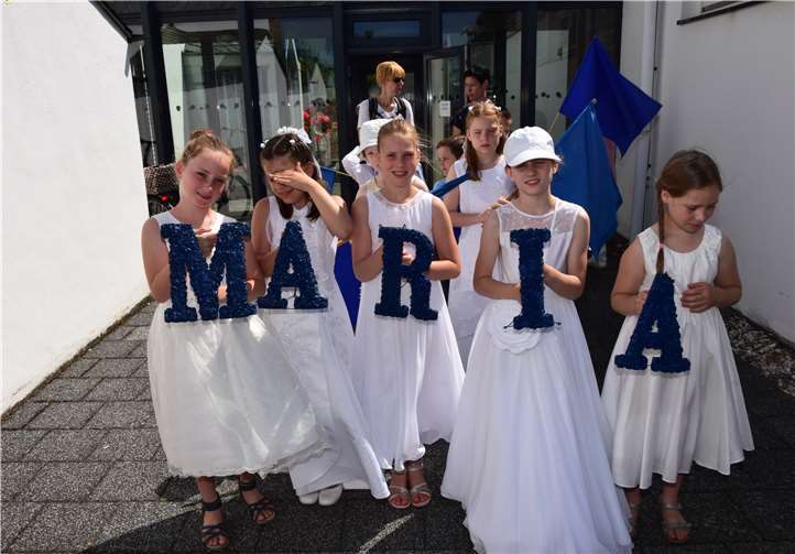 Die Kommunionkinder aus Heimerzheim und Morenhoven trugen den Namen der der Gottesmuter in der Prozession.