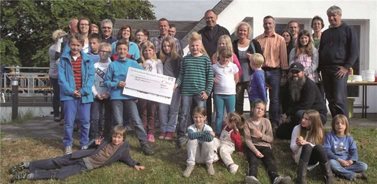 Die Kommunionkinder aus den Kirchorten Merzbach, Neukirchen und Hilberath spendeten ihr Dankopfer in diesem Jahr an den Beueler Hospizverein.privat