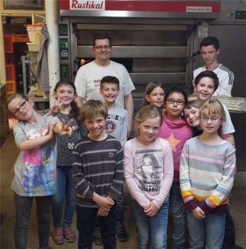 Die Kommunionkinder besuchten die Bäckerei Mausbach.Privat