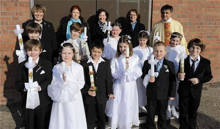 Die Kommunionkinder der Pfarrgemeinde St.Pius mit Pastor Peter Dörrenbächer. -FIX-