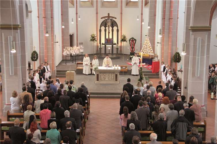 Die Kommunionkinder feierten ihre heilige Messe und nahmen Platz im Altarraum. -STUHA-
