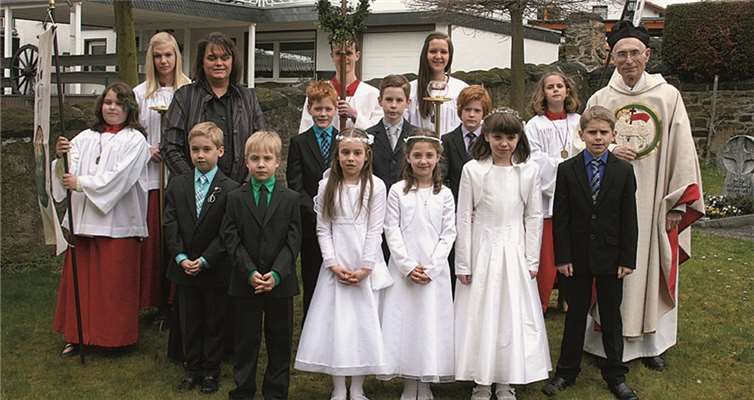 Die Kommunionkinder freuten sich am Ende des Gottesdienstes im Kreise der Mess-diener mit der Gemeindereferentin sowie Pfarrer i. R. Lothar Brucker.WER